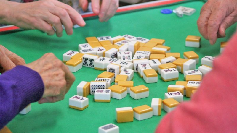 平手盘法则：棋牌博弈中的聪明过牌与大小预测新解